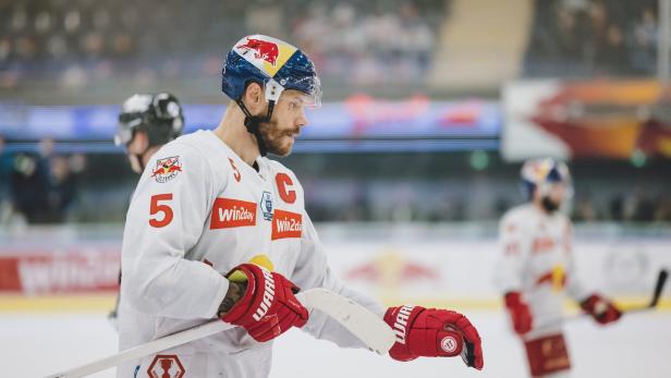 Ein Eishockeyspieler der Red Bulls Salzburg mit der Nummer 5 auf dem Eis.