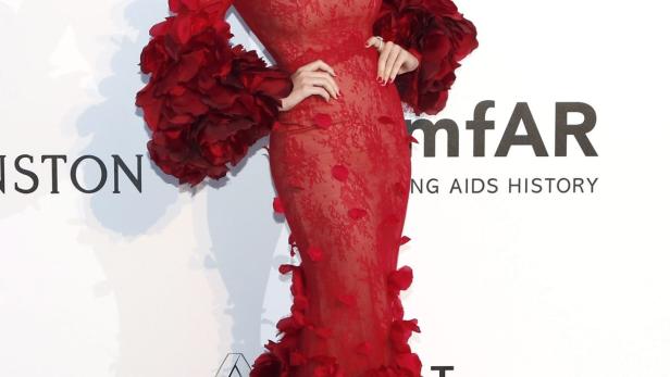 Katy Perry erinnerte in ihrem roten Look von Marchesa an das tanzende Emoji im Flamenco-Kleid