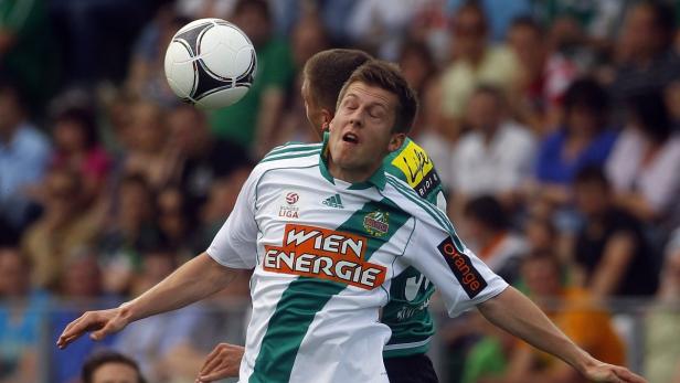 Ried&#039;s Lukas Rotpuller (R) and Rapid Vienna&#039;s Deni Alar fight for the ball during their Austrian league soccer match in Ried April 29, 2012. REUTERS/Dominic Ebenbichler (AUSTRIA - Tags: SPORT SOCCER)