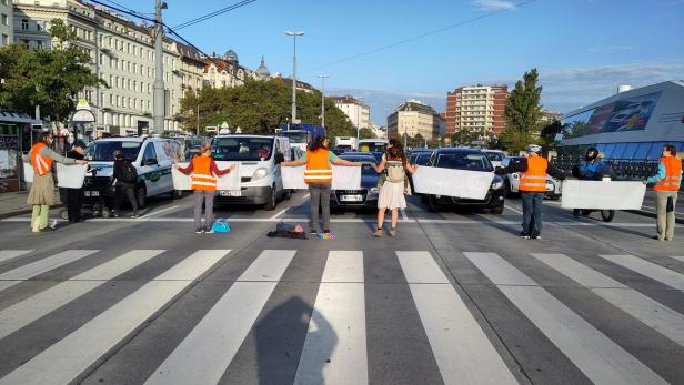 Klima-Aktivisten blockierten Straße bei Schwedenplatz in Wien