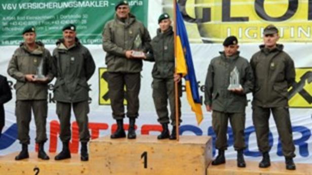 Bataillonskommandant Oberstleutnant Bernhard Mascherbauer und Wachtmeister Regina Stürzl (M.) übernahmen Trophäe für den 1. Platz