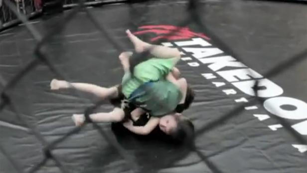 Aufregung über im Käfig kämpfende Kinder