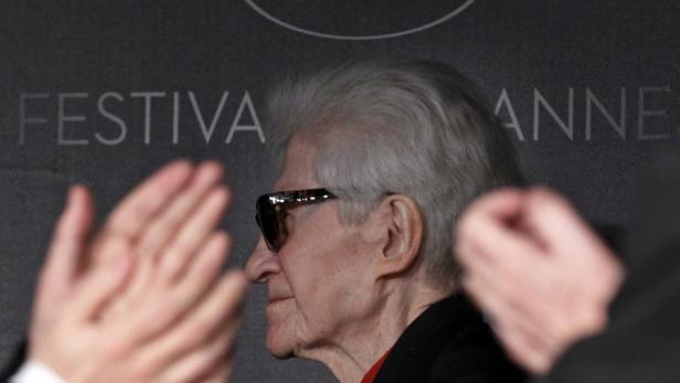 Ein Mann mit Sonnenbrille wird auf dem Filmfestival in Cannes beklatscht.