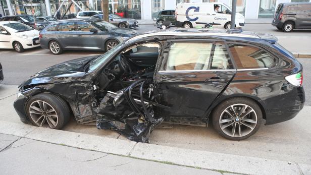 Dieses Auto wurde vom Unfalllenker erfasst, die Lenkerin starb kurz nach dem Unfall im Spital ,