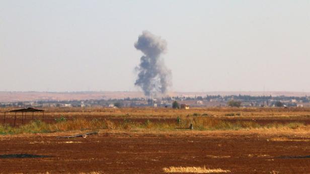 (FILES) - A file picture taken on September 1, 2015 shows smoke billowing on the outskirts of Marea, in Syria&#039;s northern Aleppo district, during fighting between opposition fighters and Islamic State (IS) group jihadists. A source from the Organisation for the Prohibition of Chemical Weapons (OPCW) declared on November 5, 2015 that mustard gas was used during summer fighting in Syria, but it was not clear by whom, in the flashpoint town of Marea. AFP PHOTO / ZAKARIYA AL-KAFI