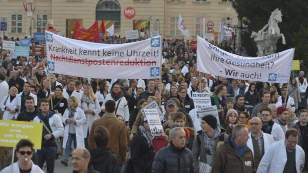 Protestkundgebung der Wiener Spitalsärzte gegen das neue Arbeitszeitgesetz im März.