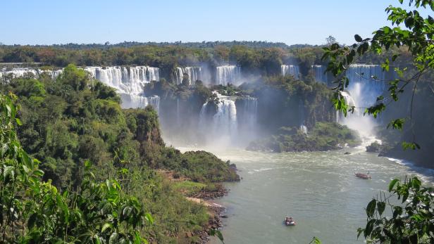 Iguaçu bestehet aus 20 größeren und 255 kleineren Wasserfällen.