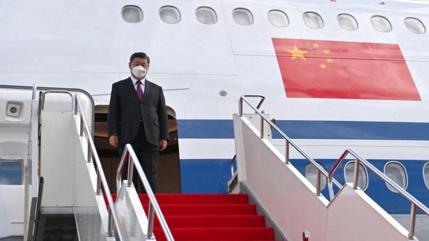 Xi bei seiner Ankunft in der Hauptstadt Nur-Sultan