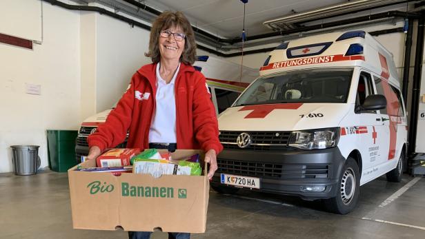 Noch immer als Freiwillige tätig für andere: An Samstagabenden teilt Christa Saliternig weiterhin Hilfsgüter für Bedürftige aus.
