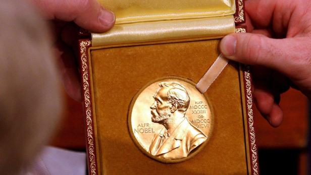 Nahaufnahme einer Nobelpreis-Medaille in ihrer Schatulle.
