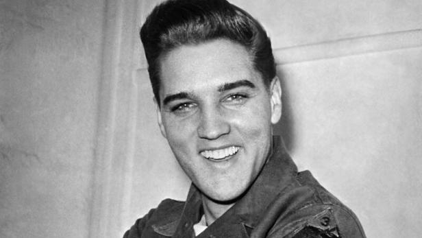 Elvis Presley in seiner Uniform der US-Armee, lächelnd.