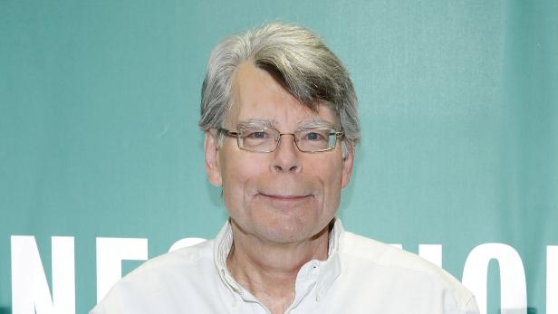 Porträt von Stephen King mit Brille vor einem hellgrünen Hintergrund.