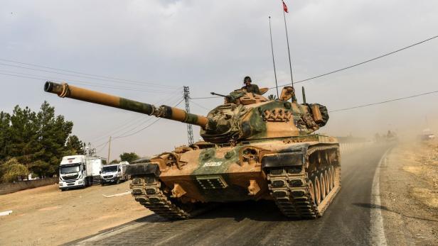 Ein türkischer Panzer fährt in Richtung der Grenze zu Syrien