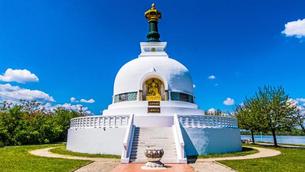 Die Friedenspagode in Wien unter blauem Himmel.