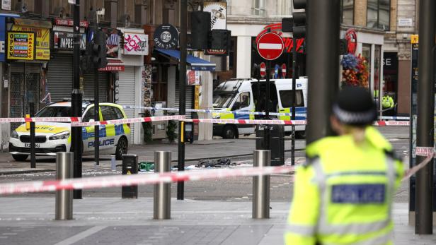 Zwei Polizisten in London niedergestochen