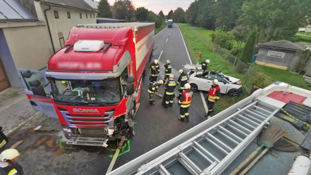 Frontal in Lkw gekracht: 41-jähriger Autofahrer in NÖ schwer verletzt