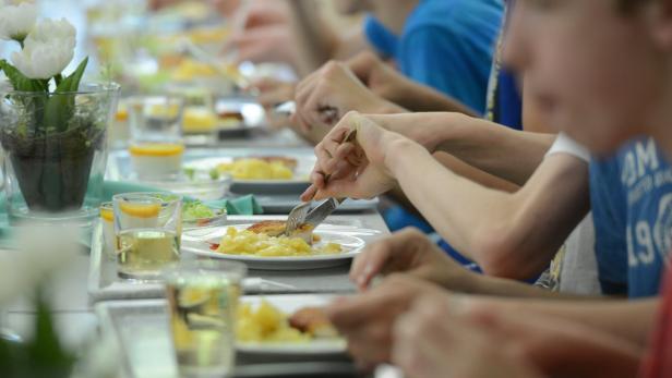 Immer mehr Kinder essen zu Mittag in der Schule. Doch die Ernährung ist ungesund und schmeckt oft nicht.