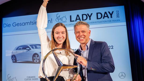 Bernhard Bauer (Mercedes-Benz Österreich) gratulierte der 19-jährigen Lena Ungersböck zu ihren Fahrkünsten
