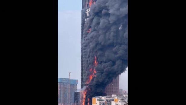 42-stöckiges Hochhaus in China abgebrannt: Regierung spricht von "keinen Opfern"