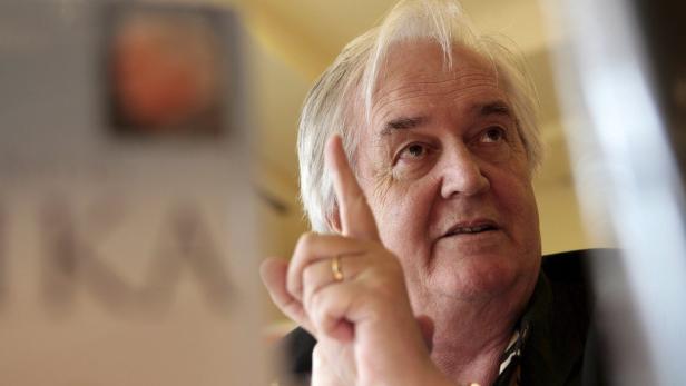 “Die Identität wird dadurch geformt, dass man es wagt, sich schweren Fragen gegenüber eine Haltung anzueignen.“ Das schrieb Henning Mankell (1948 – 2015) in seinem zuletzt veröffentlichten Buch “Treibsand“. Der schwedische Autor hatte stets eine klare Haltung.