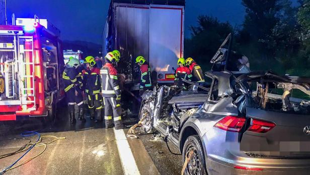 Ein tödlicher Auffahrunfall hat sich am Samstag, 17. September 2022 in den frühen Morgenstunden auf der Westautobahn (A1) bei Amstetten ereignet. Ein Pkw prallte gegen 5.00 Uhr gegen einen Lkw und begann zu brennen.