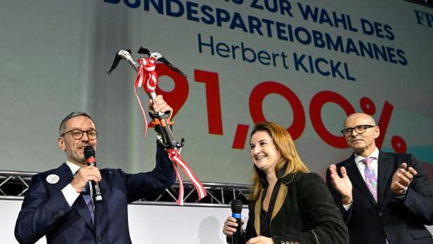 FPÖ-Chef und Bergsteiger Herbert Kickl erhält von Salzburgs FPÖ-Chefin Marlene Svazek nach der Wahl ein Set Steileispickel, symbolisch, „um die Partei an die Spitze zu führen“. Harald Stefan wurde zu einem von 6 Stellvertretern Kickls gewählt.