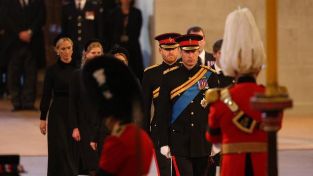 Acht Enkel der Queen hielten Totenwache an ihrem Sarg