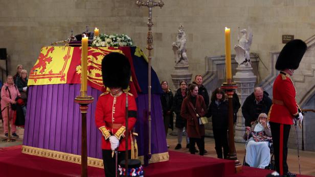 Der aufgebahrte Sarg von Queen Elizabeth II