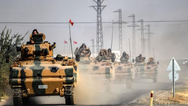 Türkische Panzer auf dem Weg an die Grenze, die jetzt zur Front geworden ist – die USA decken Ankara den Rücken.