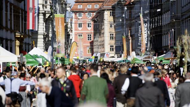 Hunderte Menschen füllen die Grazer Herrengasse beim Aufsteirern