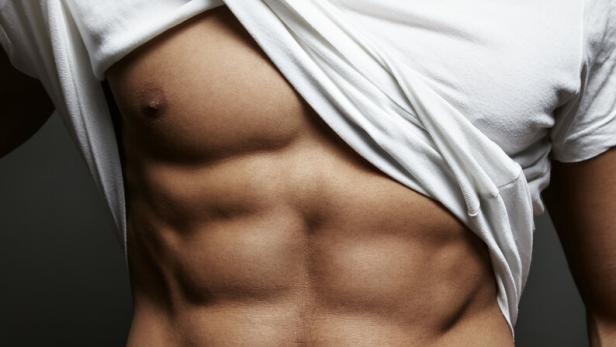 Mann mit Sixpack