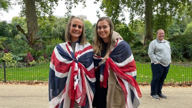 Sarah Tailor und Cindy Buxton kamen aus Essex nach London: Sie gehen zu allen royalen Events, „wir wurden so erzogen“