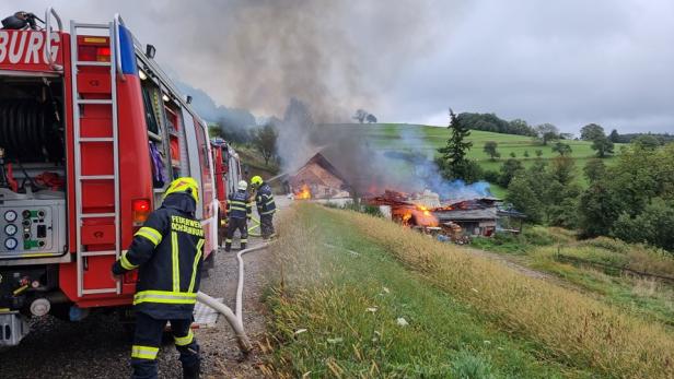 Großalarm im Bezirk St. Pölten: Bauernhof steht in Flammen