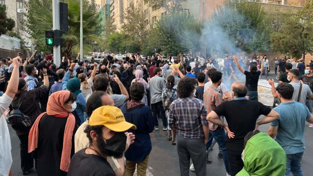Nach Tod von Mahsa Amini: Tausende gehen in Teheran auf die Straße
