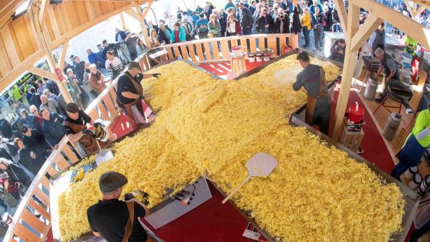 Schweizer Bauern stellen Rösti-Weltrekord auf
