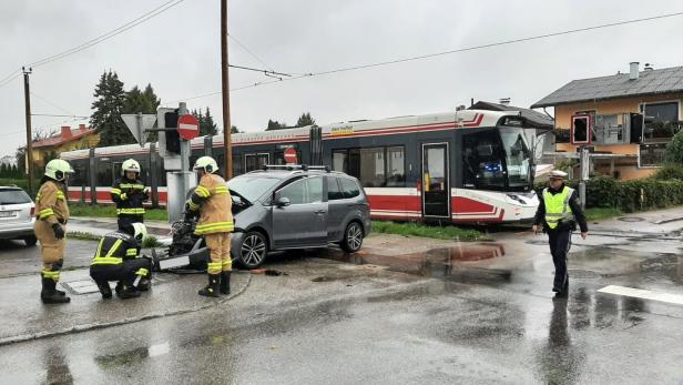 Autofahrer übersah in OÖ Rotlicht und krachte in Lokalbahn