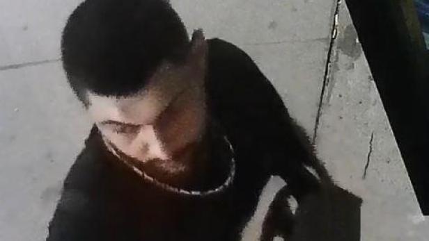 Mann auf WC ausgeraubt: Polizei sucht diesen Verdächtigen