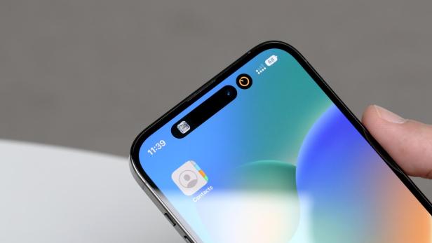 Ein iPhone mit der Dynamic Island und dem Kontaktesymbol auf dem Bildschirm.