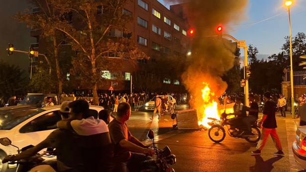 Im ganzen Land kommt es zu Demonstrationen: In Teheran brennen Mistkübel
