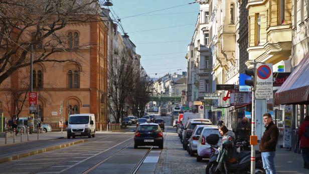 Straßenbahn, Autos, Fahrräder und Fußgänger: Der Nutzungsdruck in der beliebten Einkaufsstraße ist hoch