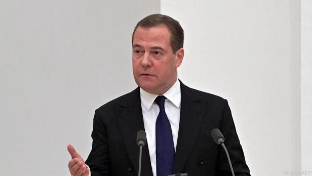 Russlands Ex-Präsident Dmitri Medwedew stößt Warnungen aus
