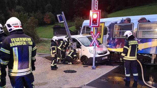 Feuerwehrleute mussten Signalmast umschneiden, um eingesperrten Kleinbusfahrer retten zu können
