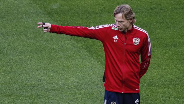 Der Trainer der russischen Nationalmannschaft gibt Anweisungen.