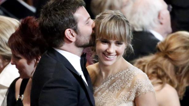 Herzigstes Paar des Abends war Bradley Cooper und Model Suki Waterouse. Stolz zeigte der Schauspieler (&quot;American Hustle&quot;) seine neue Freundin vor fast einer Milliarde TV-Zuseher.