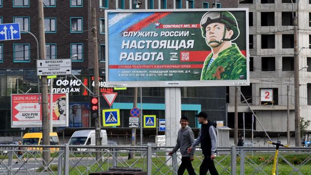 In Russland wird mithilfe von Werbeplakaten für einen Eintritt in die Streitkräfte geworben