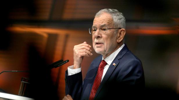 Alexander Van der Bellen bei einer Rede vor Mikrofonen.