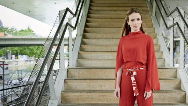 Möbel-Designerin Leandra Eibl: Die Frau in Rot