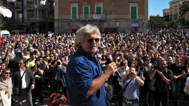 epa03700395 The leader of the anti-establishment Five Star Movement (M5S) Beppe Grillo, speak in front of supporters during a rally in Corato, Bari, Italy, 14 May 2013. EPA/LUCA TURI