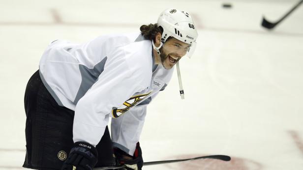 Boston Bruins right wing Jaromir Jagr laughs during practice in Pittsburgh, Pennsylvania June 2, 2013 after the Bruins beat the Pittsburgh Penguins in Game 1 of their NHL Eastern Conference Finals hockey playoff series. REUTERS/Brian Snyder (UNITED STATES - Tags: SPORT ICE HOCKEY)