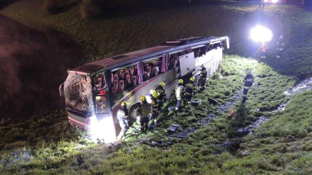 Salzkammergut: Reisebus stürzt Hang hinab